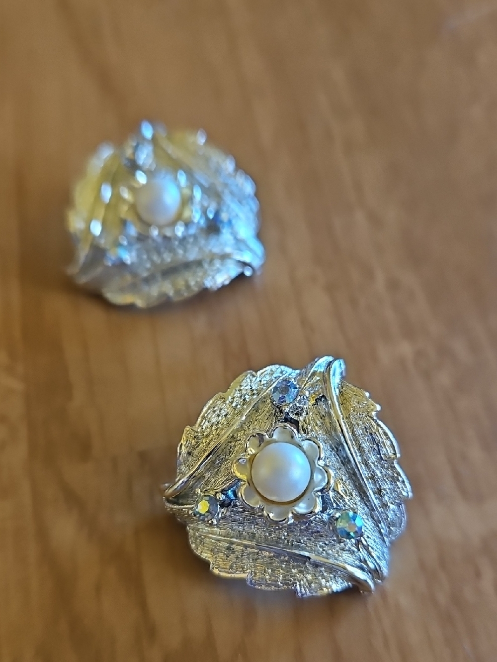 Judy Lee Silver Tone leaf Design Clip On Earrings pearl aurora borealis Accents - Picture 3 of 5